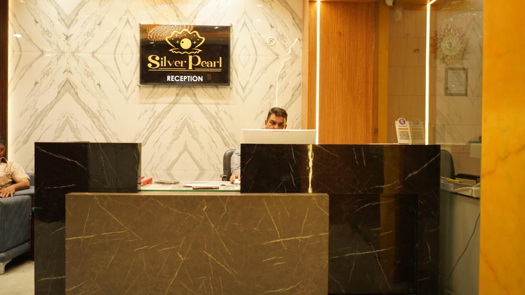 Hotel Silver Pearl Alīgarh Exterior foto
