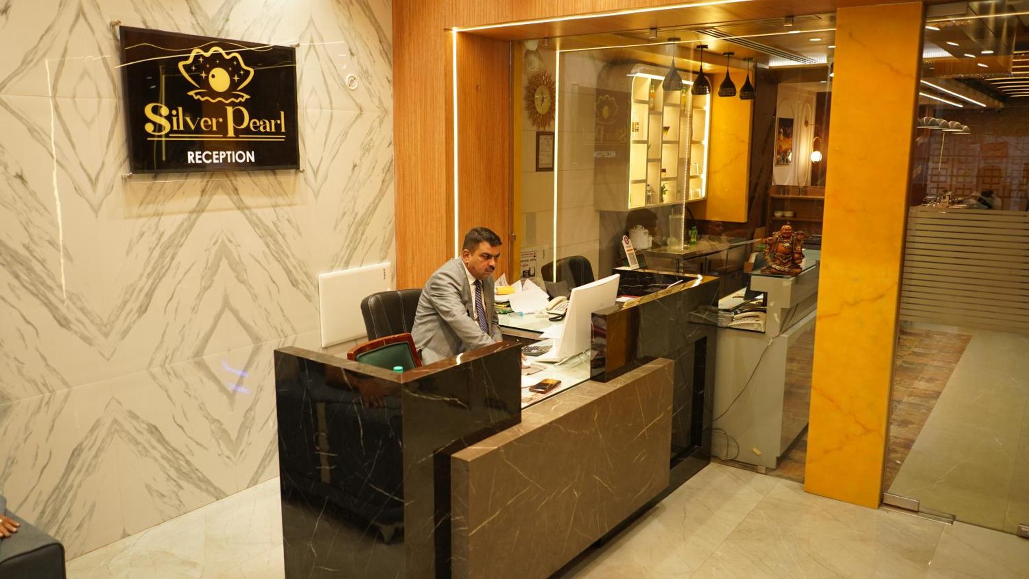 Hotel Silver Pearl Alīgarh Exterior foto
